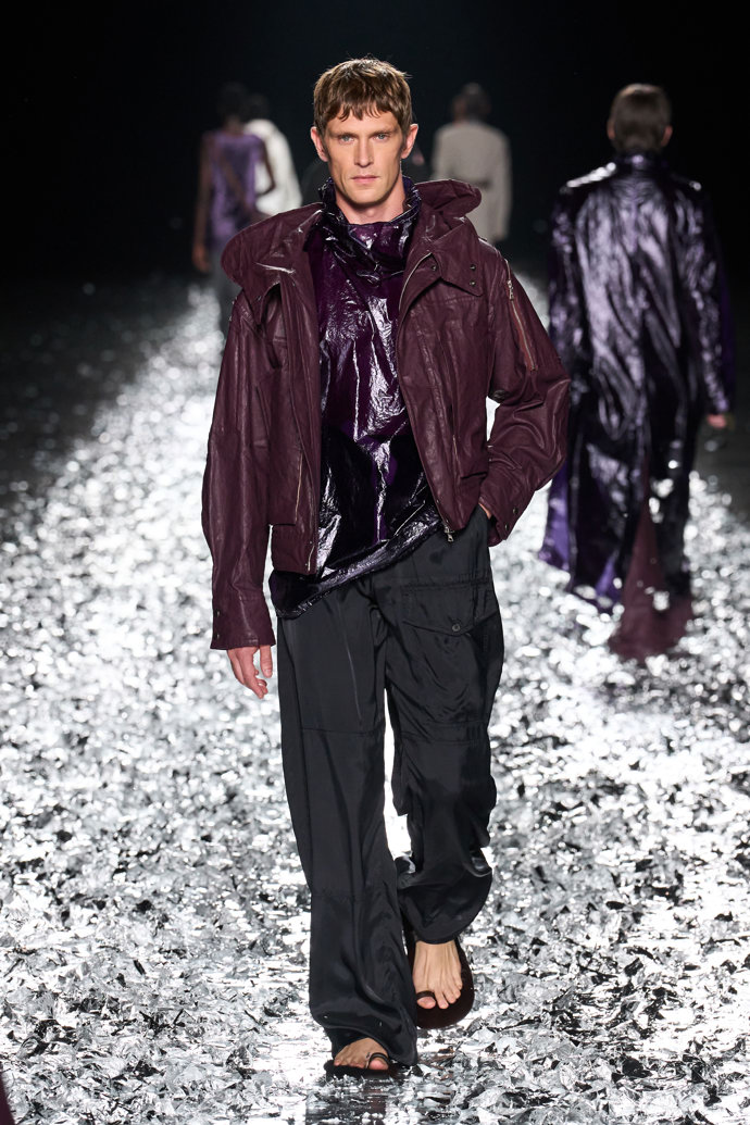 Prohlédněte si kolekci Dries Van Noten Menswear Spring Summer 2025...
Prohlédněte si kolekci Dries Van Noten Menswear Spring Summer 2025...