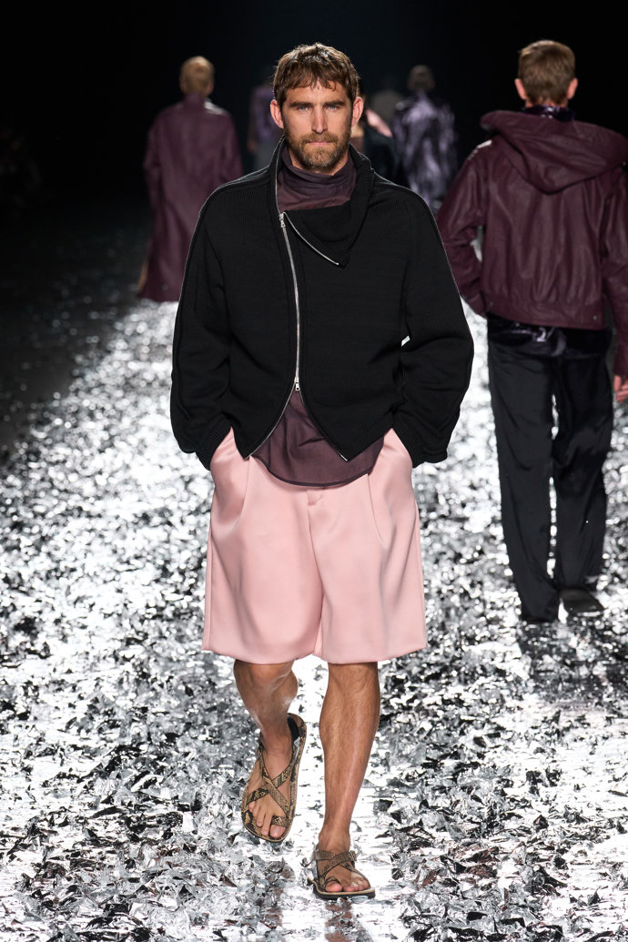 Prohlédněte si kolekci Dries Van Noten Menswear Spring Summer 2025...
Prohlédněte si kolekci Dries Van Noten Menswear Spring Summer 2025...