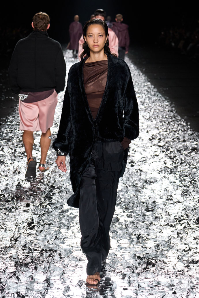 Prohlédněte si kolekci Dries Van Noten Menswear Spring Summer 2025...
Prohlédněte si kolekci Dries Van Noten Menswear Spring Summer 2025...