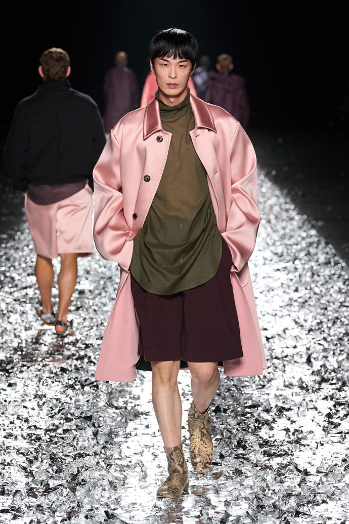 Prohlédněte si kolekci Dries Van Noten Menswear Spring Summer 2025...
Prohlédněte si kolekci Dries Van Noten Menswear Spring Summer 2025...