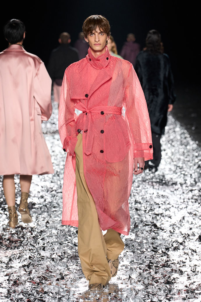 Prohlédněte si kolekci Dries Van Noten Menswear Spring Summer 2025...
Prohlédněte si kolekci Dries Van Noten Menswear Spring Summer 2025...