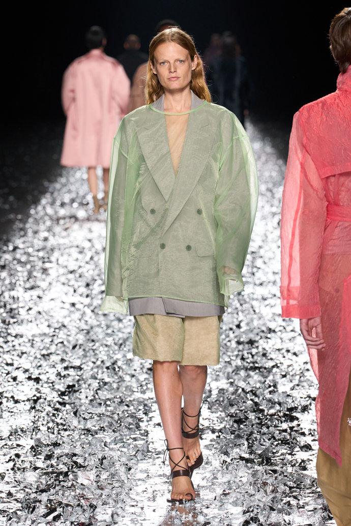 Prohlédněte si kolekci Dries Van Noten Menswear Spring Summer 2025...
Prohlédněte si kolekci Dries Van Noten Menswear Spring Summer 2025...