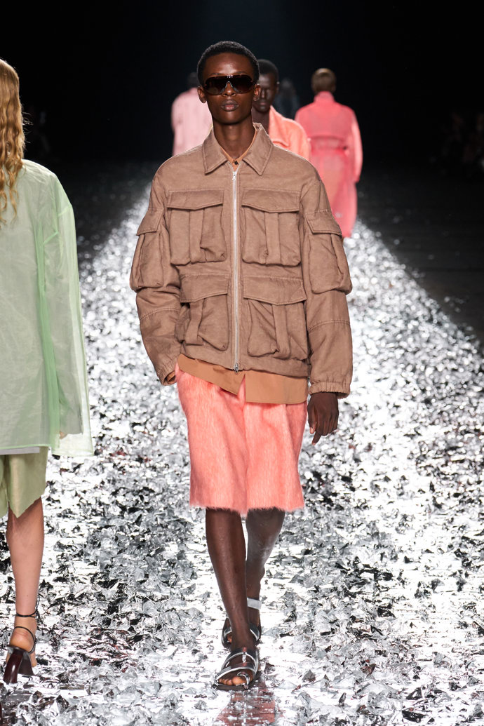 Prohlédněte si kolekci Dries Van Noten Menswear Spring Summer 2025...
Prohlédněte si kolekci Dries Van Noten Menswear Spring Summer 2025...