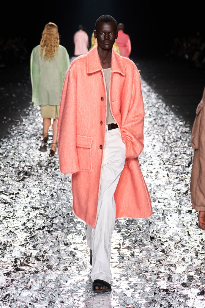 Prohlédněte si kolekci Dries Van Noten Menswear Spring Summer 2025...
Prohlédněte si kolekci Dries Van Noten Menswear Spring Summer 2025...