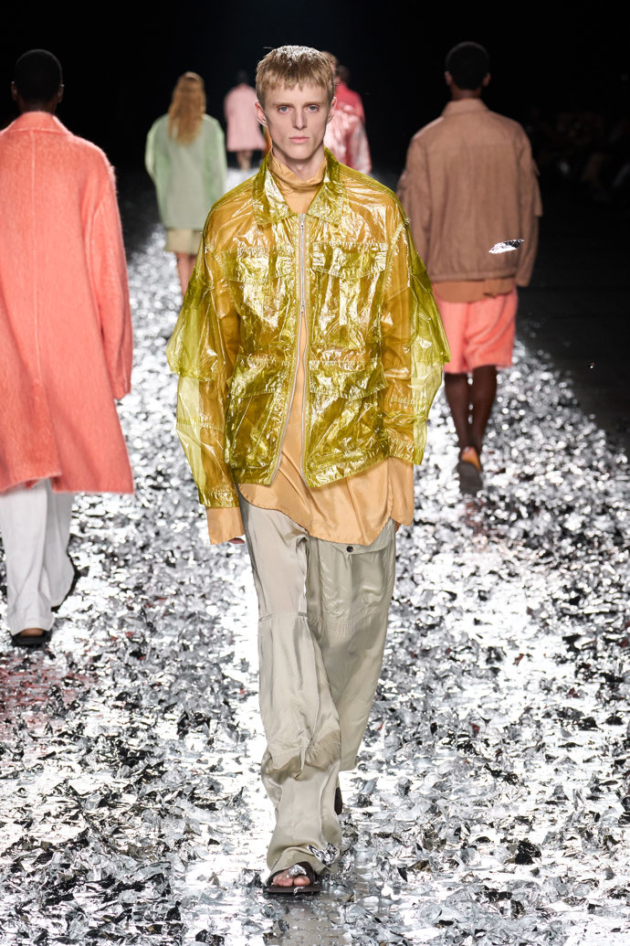 Prohlédněte si kolekci Dries Van Noten Menswear Spring Summer 2025...
Prohlédněte si kolekci Dries Van Noten Menswear Spring Summer 2025...
