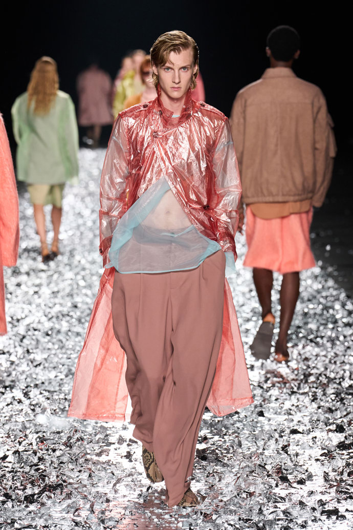 Prohlédněte si kolekci Dries Van Noten Menswear Spring Summer 2025...
Prohlédněte si kolekci Dries Van Noten Menswear Spring Summer 2025...