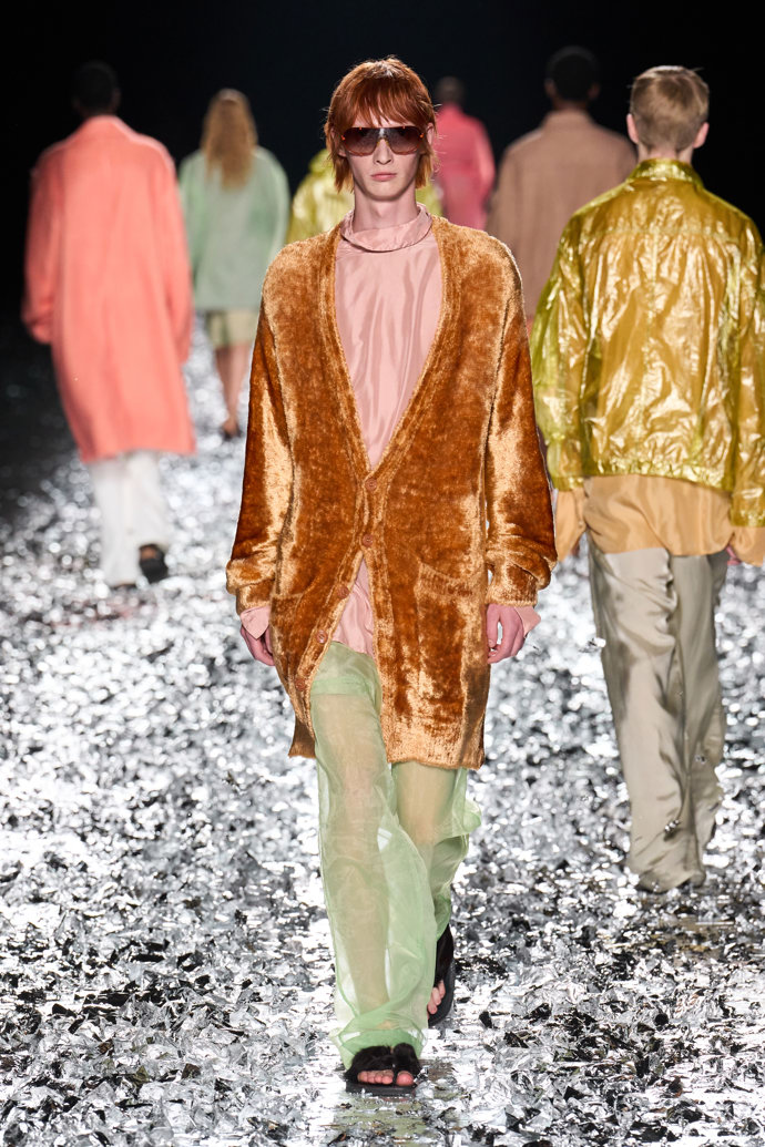 Prohlédněte si kolekci Dries Van Noten Menswear Spring Summer 2025...
Prohlédněte si kolekci Dries Van Noten Menswear Spring Summer 2025...