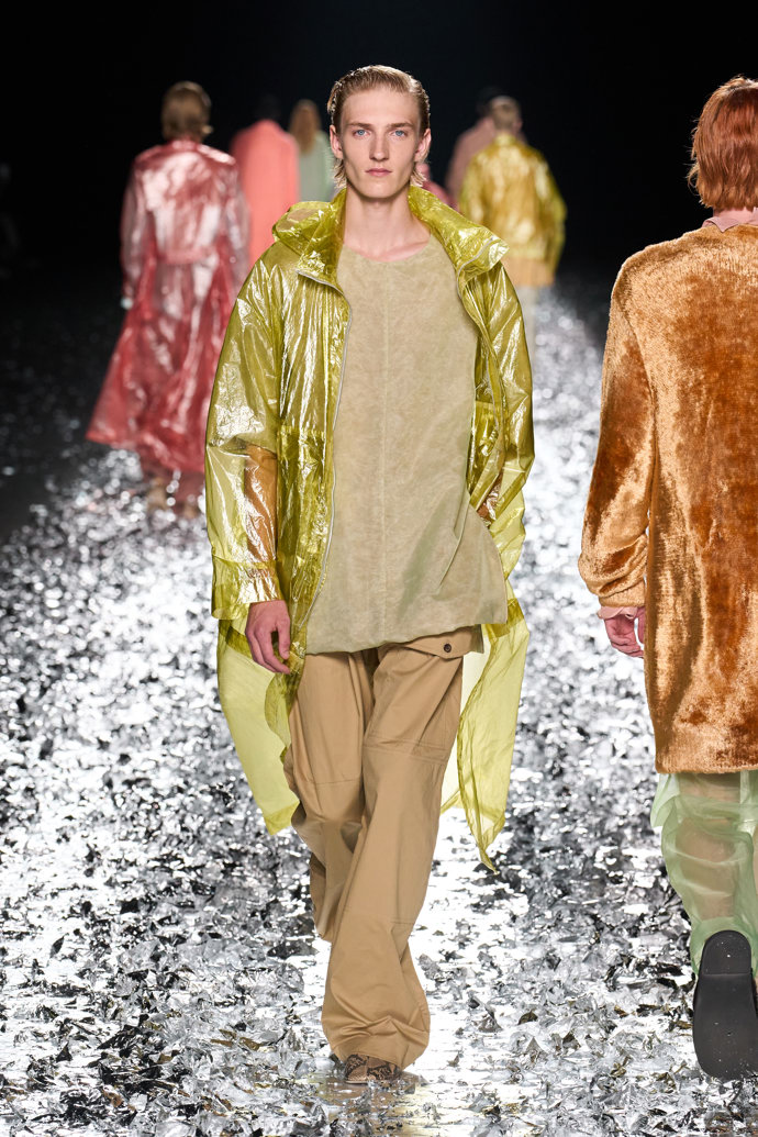 Prohlédněte si kolekci Dries Van Noten Menswear Spring Summer 2025...
Prohlédněte si kolekci Dries Van Noten Menswear Spring Summer 2025...