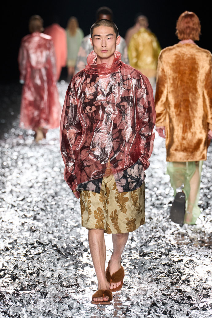 Prohlédněte si kolekci Dries Van Noten Menswear Spring Summer 2025...
Prohlédněte si kolekci Dries Van Noten Menswear Spring Summer 2025...