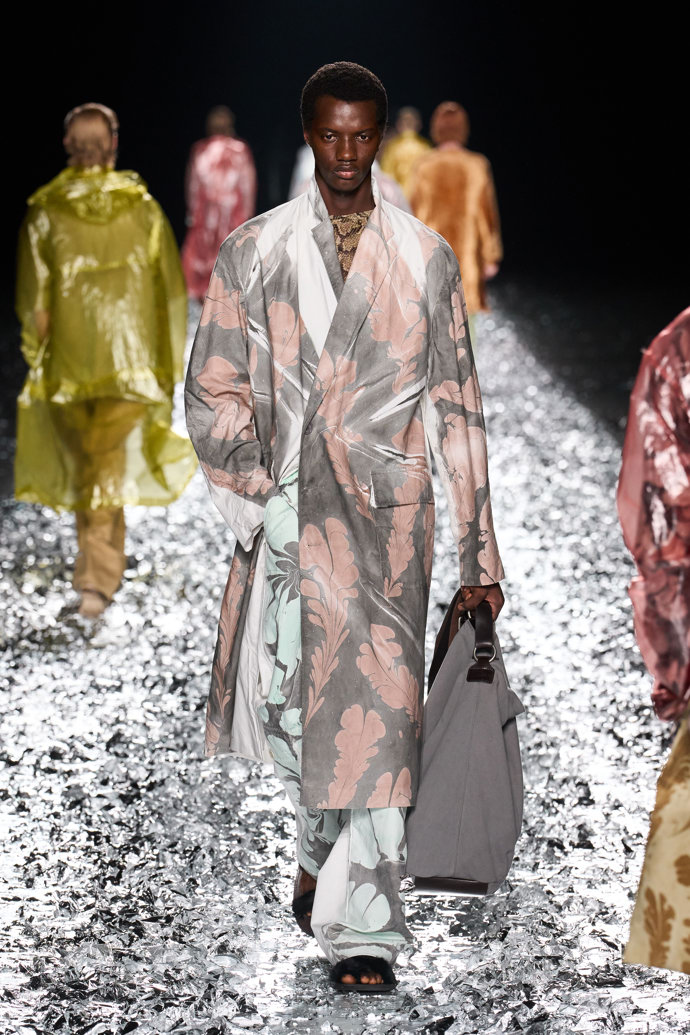 Prohlédněte si kolekci Dries Van Noten Menswear Spring Summer 2025...
Prohlédněte si kolekci Dries Van Noten Menswear Spring Summer 2025...
