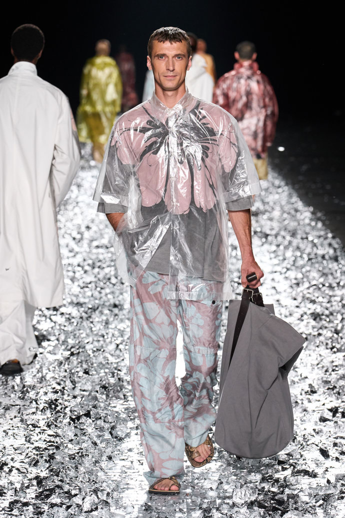 Prohlédněte si kolekci Dries Van Noten Menswear Spring Summer 2025...
Prohlédněte si kolekci Dries Van Noten Menswear Spring Summer 2025...