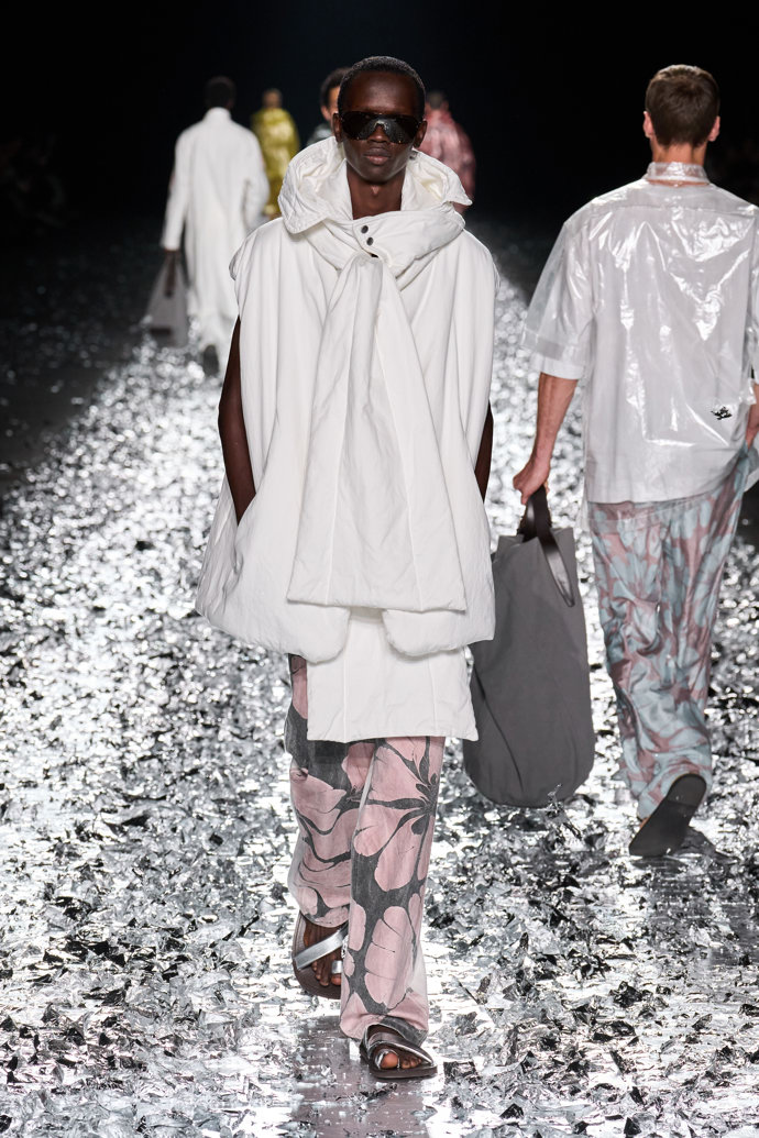 Prohlédněte si kolekci Dries Van Noten Menswear Spring Summer 2025...
Prohlédněte si kolekci Dries Van Noten Menswear Spring Summer 2025...