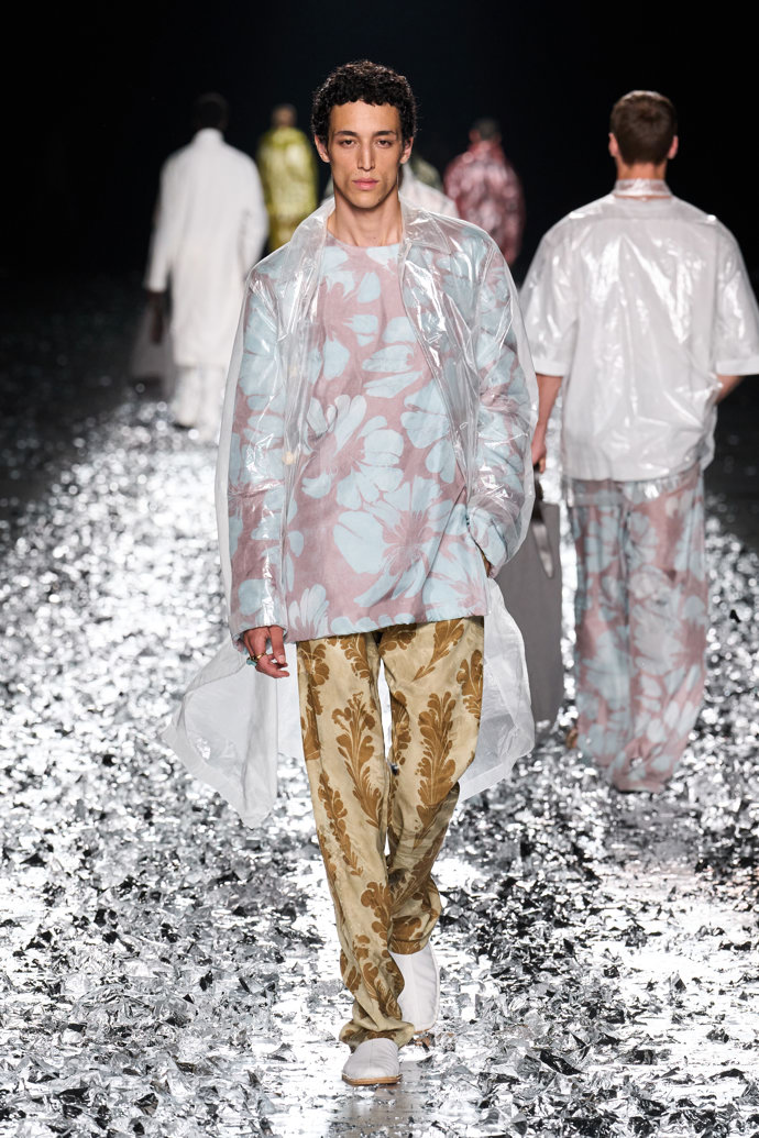 Prohlédněte si kolekci Dries Van Noten Menswear Spring Summer 2025...
Prohlédněte si kolekci Dries Van Noten Menswear Spring Summer 2025...