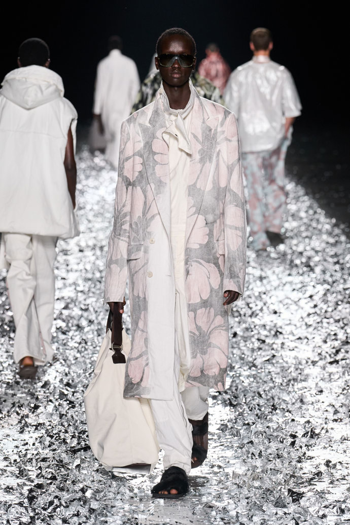 Prohlédněte si kolekci Dries Van Noten Menswear Spring Summer 2025...
Prohlédněte si kolekci Dries Van Noten Menswear Spring Summer 2025...
