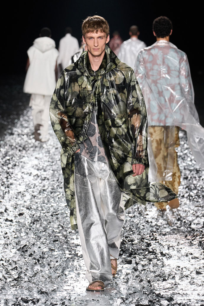 Prohlédněte si kolekci Dries Van Noten Menswear Spring Summer 2025...
Prohlédněte si kolekci Dries Van Noten Menswear Spring Summer 2025...
