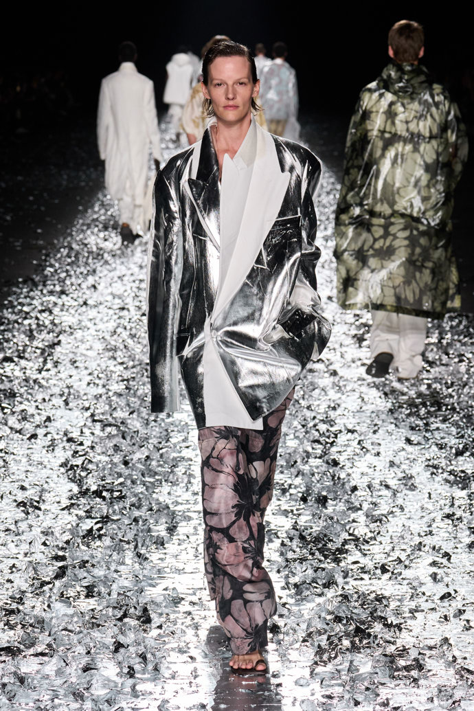 Prohlédněte si kolekci Dries Van Noten Menswear Spring Summer 2025...
Prohlédněte si kolekci Dries Van Noten Menswear Spring Summer 2025...