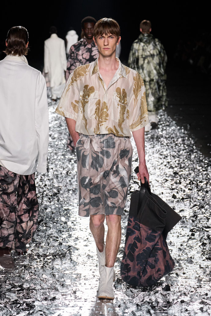 Prohlédněte si kolekci Dries Van Noten Menswear Spring Summer 2025...
Prohlédněte si kolekci Dries Van Noten Menswear Spring Summer 2025...