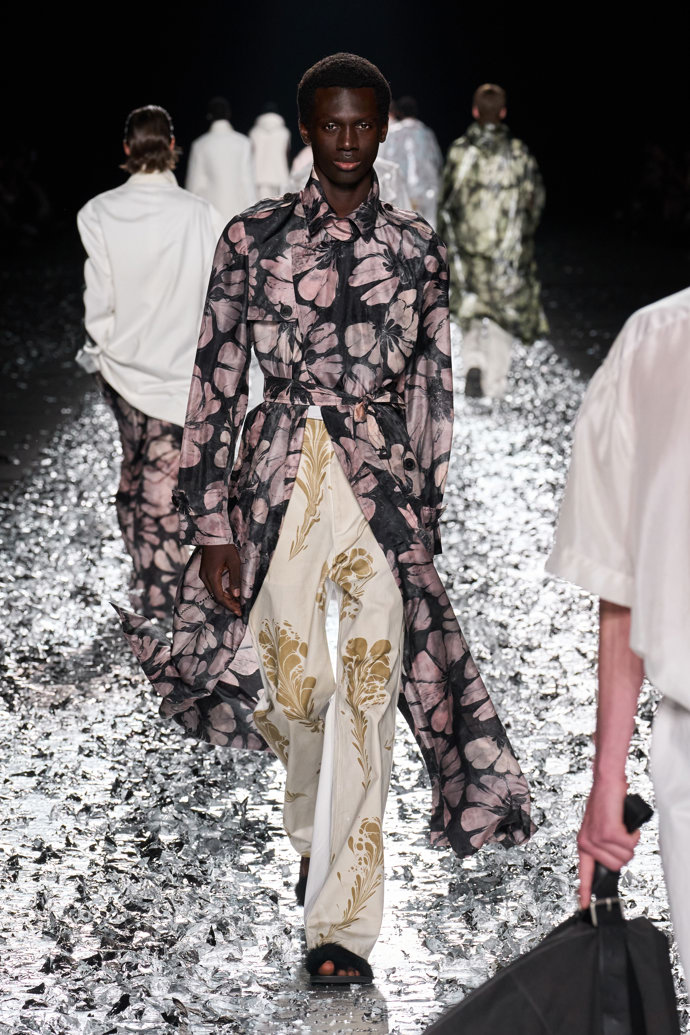 Prohlédněte si kolekci Dries Van Noten Menswear Spring Summer 2025...
Prohlédněte si kolekci Dries Van Noten Menswear Spring Summer 2025...