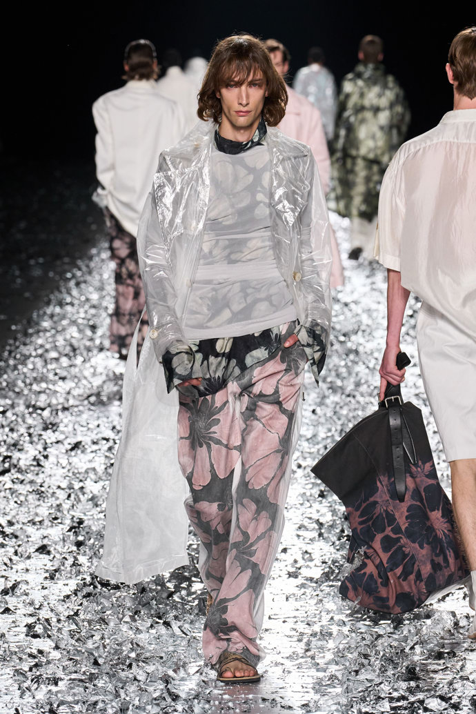 Prohlédněte si kolekci Dries Van Noten Menswear Spring Summer 2025...
Prohlédněte si kolekci Dries Van Noten Menswear Spring Summer 2025...