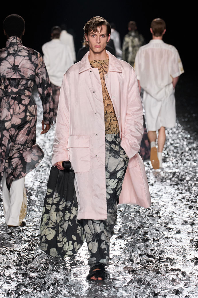 Prohlédněte si kolekci Dries Van Noten Menswear Spring Summer 2025...
Prohlédněte si kolekci Dries Van Noten Menswear Spring Summer 2025...