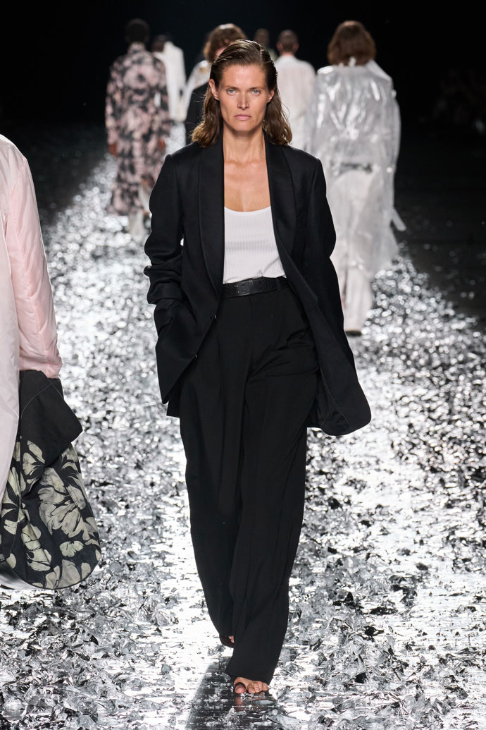Prohlédněte si kolekci Dries Van Noten Menswear Spring Summer 2025...
Prohlédněte si kolekci Dries Van Noten Menswear Spring Summer 2025...