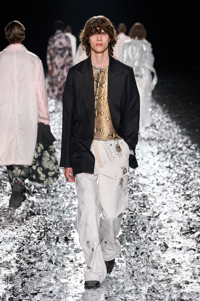 Prohlédněte si kolekci Dries Van Noten Menswear Spring Summer 2025...
Prohlédněte si kolekci Dries Van Noten Menswear Spring Summer 2025...