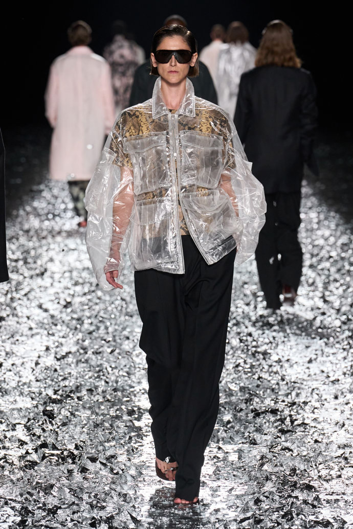 Prohlédněte si kolekci Dries Van Noten Menswear Spring Summer 2025...
Prohlédněte si kolekci Dries Van Noten Menswear Spring Summer 2025...
