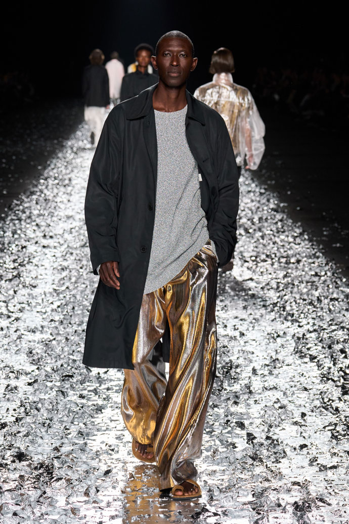 Prohlédněte si kolekci Dries Van Noten Menswear Spring Summer 2025...
Prohlédněte si kolekci Dries Van Noten Menswear Spring Summer 2025...