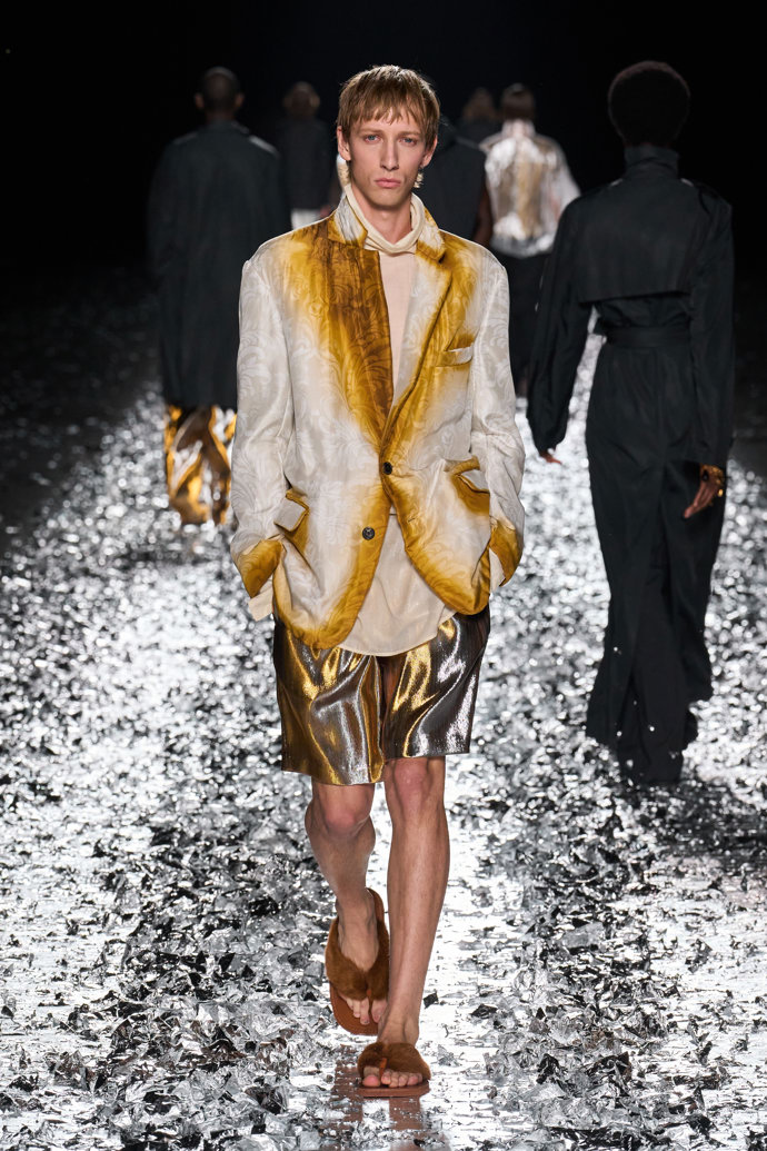 Prohlédněte si kolekci Dries Van Noten Menswear Spring Summer 2025...
Prohlédněte si kolekci Dries Van Noten Menswear Spring Summer 2025...