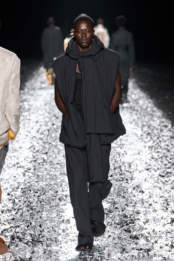 Prohlédněte si kolekci Dries Van Noten Menswear Spring Summer 2025...
Prohlédněte si kolekci Dries Van Noten Menswear Spring Summer 2025...