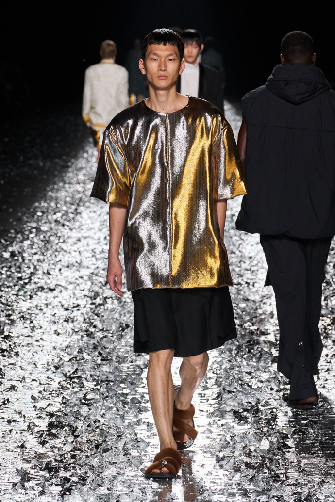 Prohlédněte si kolekci Dries Van Noten Menswear Spring Summer 2025...
Prohlédněte si kolekci Dries Van Noten Menswear Spring Summer 2025...