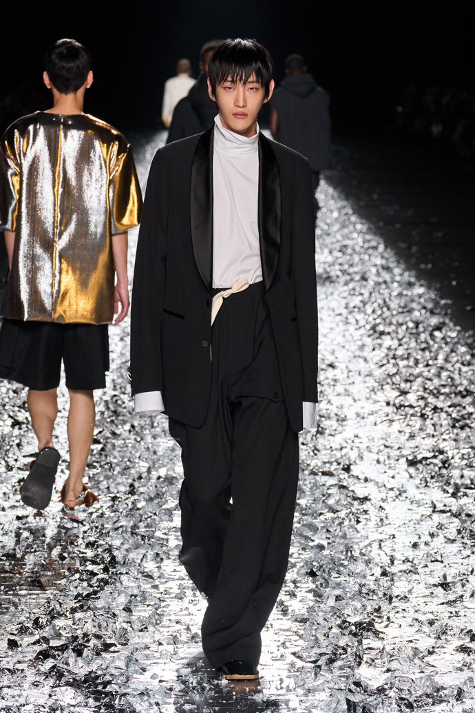 Prohlédněte si kolekci Dries Van Noten Menswear Spring Summer 2025...
Prohlédněte si kolekci Dries Van Noten Menswear Spring Summer 2025...