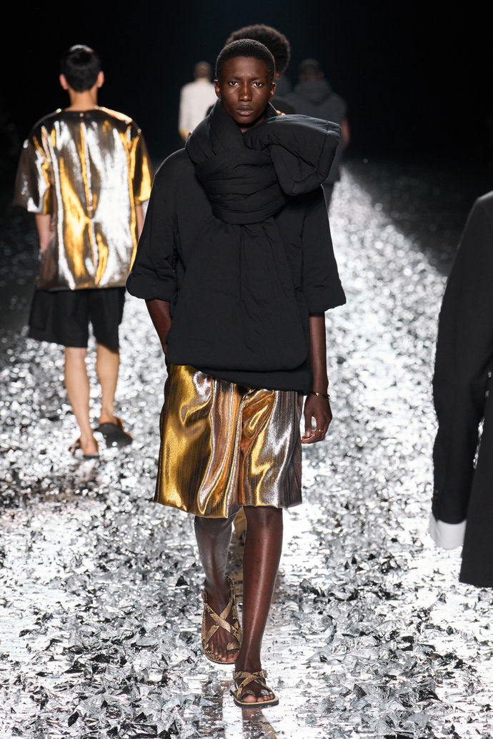 Prohlédněte si kolekci Dries Van Noten Menswear Spring Summer 2025...
Prohlédněte si kolekci Dries Van Noten Menswear Spring Summer 2025...