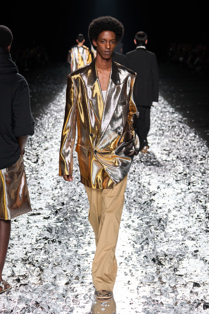 Prohlédněte si kolekci Dries Van Noten Menswear Spring Summer 2025...
Prohlédněte si kolekci Dries Van Noten Menswear Spring Summer 2025...