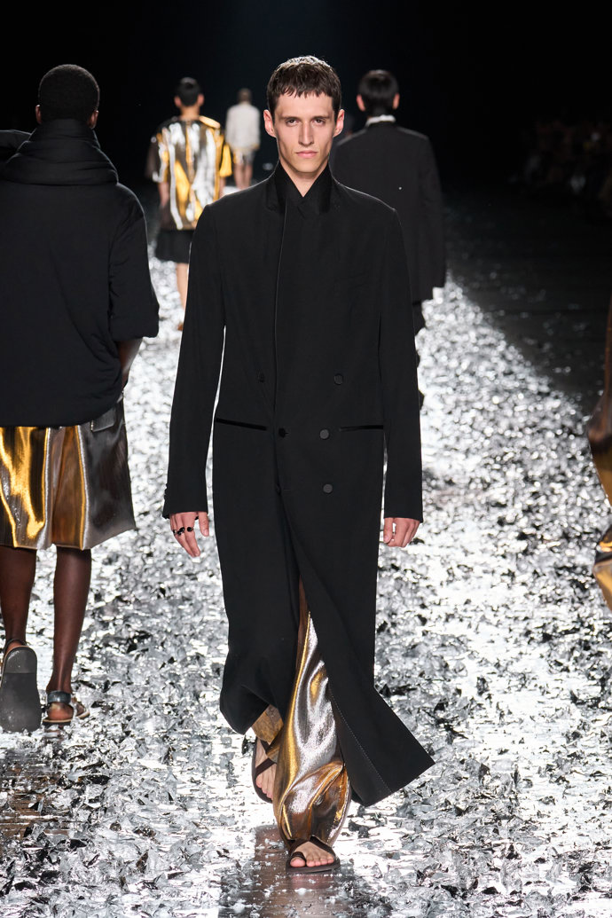 Prohlédněte si kolekci Dries Van Noten Menswear Spring Summer 2025...
Prohlédněte si kolekci Dries Van Noten Menswear Spring Summer 2025...