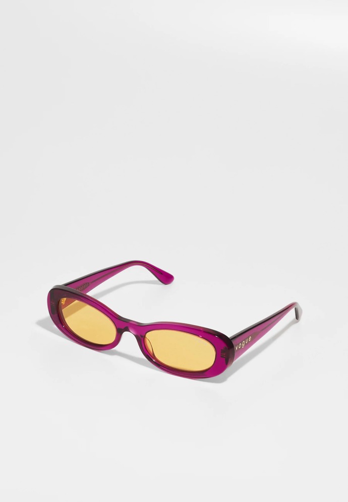  

Oválné sluneční brýle, Vogue Eyewear, 2 680 Kč, prodává Zalando
