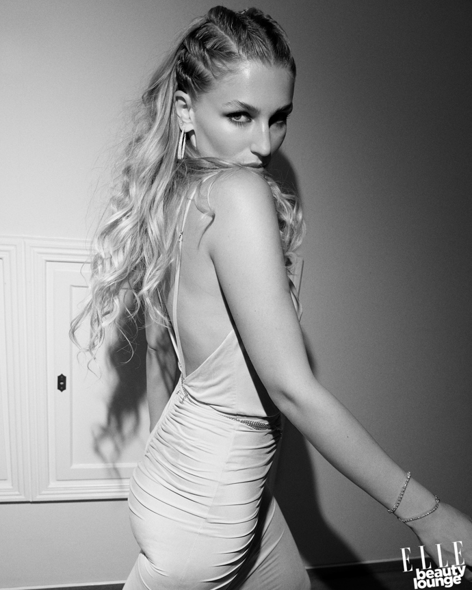 Karolína Mališová v róbě od Elisabetta Franchi. 

Make-up: Douglas / Armani

Vlasy: Wella

