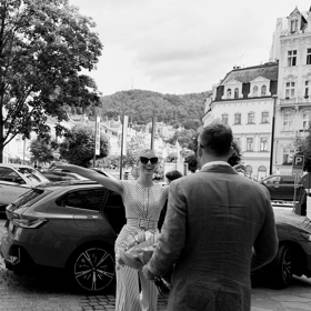  

Karolína Kurková příjíždí do Karlových Varů
