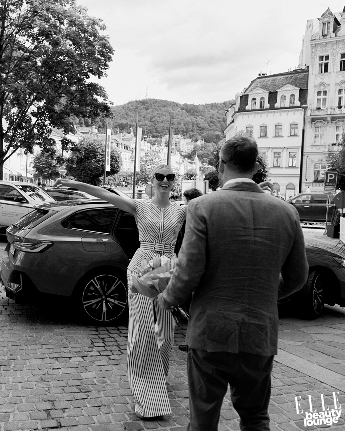  

Karolína Kurková příjíždí do Karlových Varů
