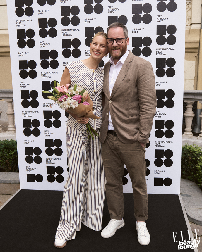  

Karolína Kurková příjíždí do Karlových Varů
