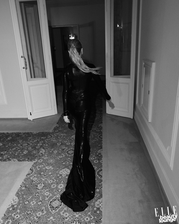Aňa Geislerová v róbě Anamé.

Make-up: Douglas / Armani

Vlasy: Wella
