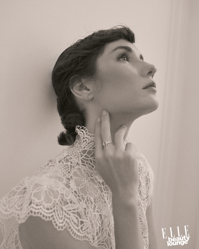 Eliška Křenková v róbě od Tatiany Kovaříkové. 

Make-up: Douglas / Armani

Vlasy: Wella
