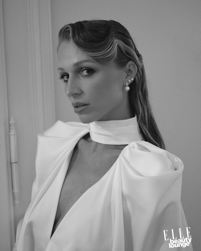 Veronika Kašáková v róbě od Anamé. 

Make-up: Douglas / Armani

Vlasy: Wella
