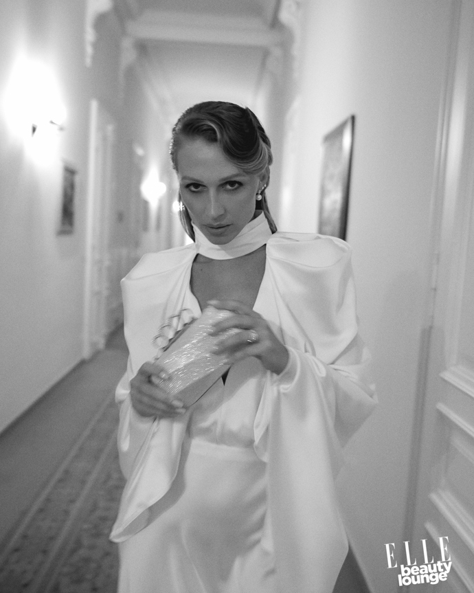 Aňa Geisslerová v róbě od Anamé. 

Make-up: Douglas / Armani

Vlasy: Wella
