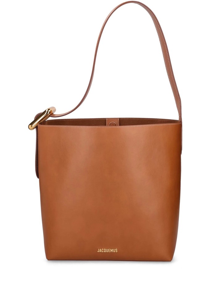  

Le Regalo leather tote bag, Jacquemus, 1 200 EUR, prodává LuisaViaRoma
