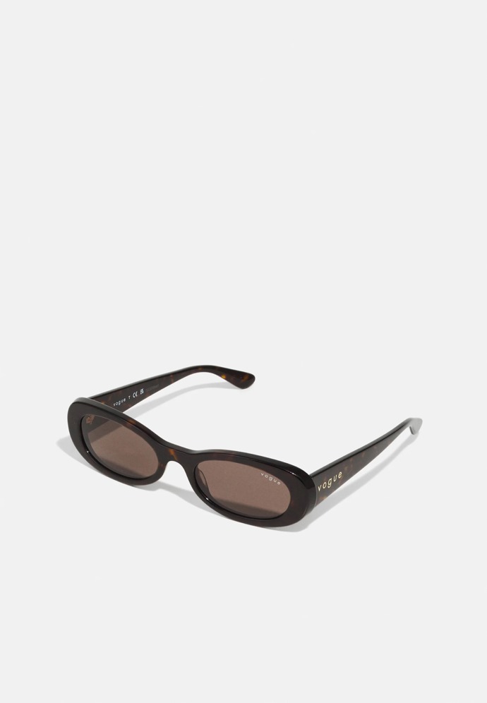  

Oválné sluneční brýle, Vogue Eyewear, 2 680 Kč, prodává Zalando
