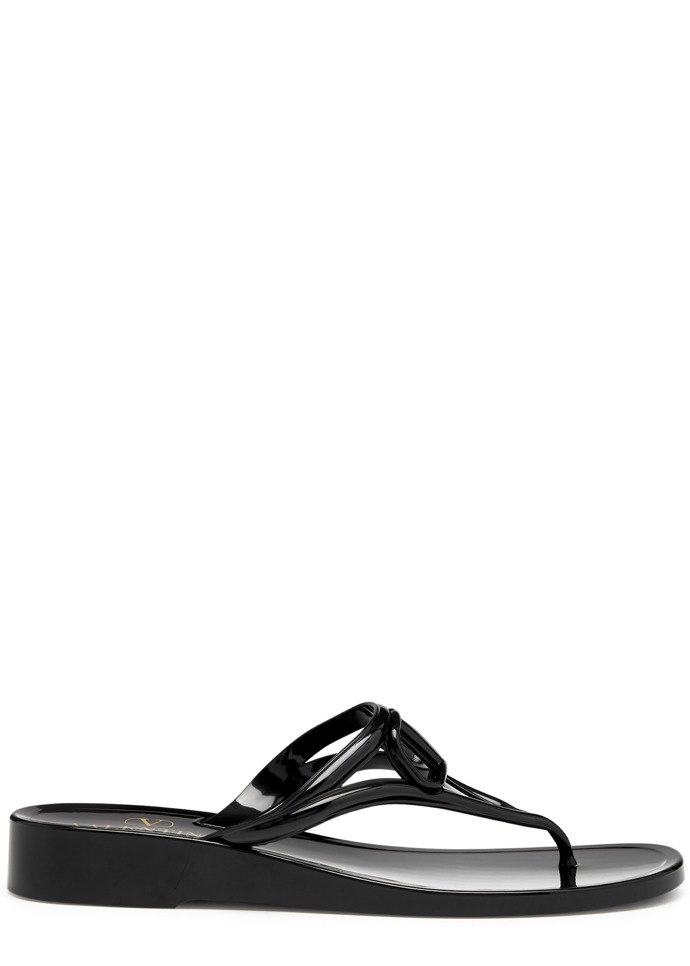  

Gumové žabky, Valentino Garavani, 380 GBP, prodává Harvey Nichols
