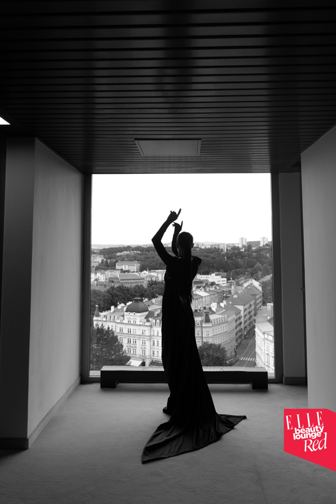 Nikola Bendová v róbě od Lukáše Macháčka.

Šperky Apart

Make-up: Douglas / Armani

Vlasy: Shu Uemura Art of Hair
