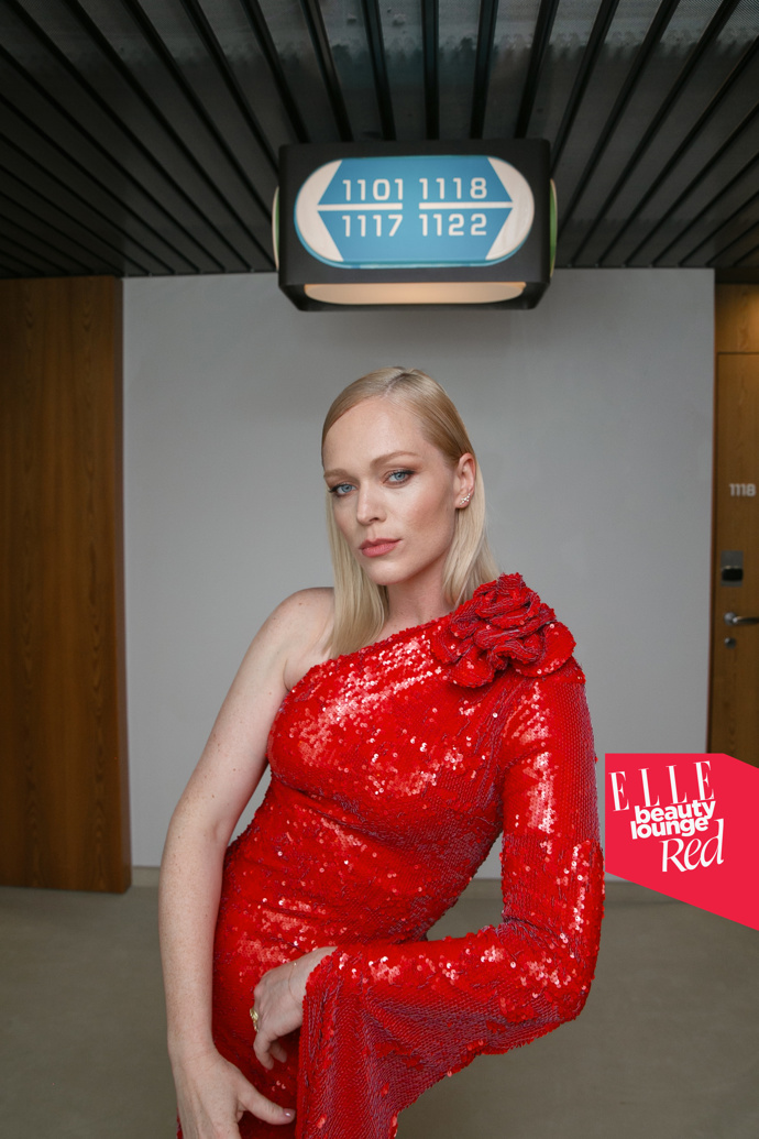 Ester Geislerová v róbě od Anamé

Make-up: Douglas / Armani

Vlasy: Shu Uemura Art of Hair
