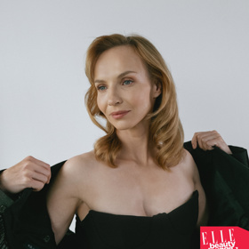 Jana Plodková má na sobě outfit od Lukáše Macháčka. 

Make-up: Douglas / Armani

Vlasy: Shu Uemura Art of Hair
